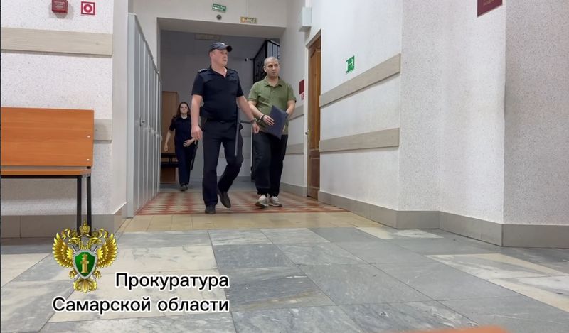 Под Сызранью мужчина купил дом и устроил там серийный бизнес - полиция выносила изъятое сотнями килограммов