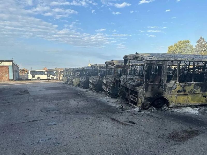 Поступок подлецов: украинские военные сожгли 14 школьных автобусов