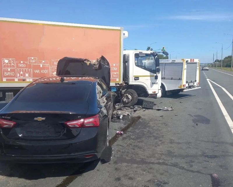 На трассе под Сызранью легковушка после «знакомства» с алкофургоном потеряла внешний вид