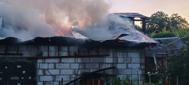 Сто метров пламени: пожар практически уничтожил дом в Октябрьске