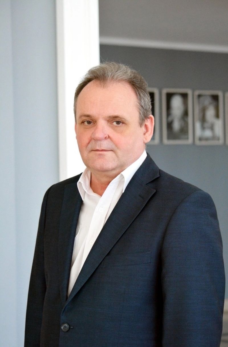 Директор Сызранского драматического театра Сергей Салмин принимает поздравления с юбилеем