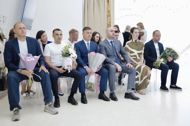 Супруги Федорищевы пришли сегодня в ЗАГС