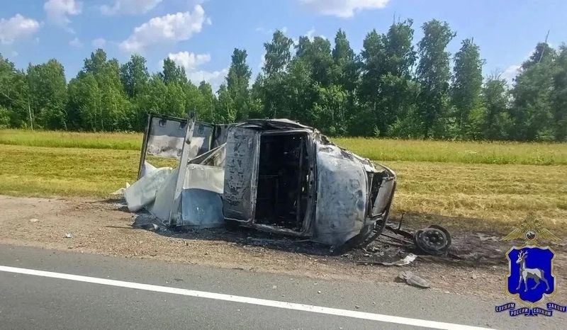 Вспыхнувший грузовичок завалился набок: фото с места смертельного ДТП в Самарской области