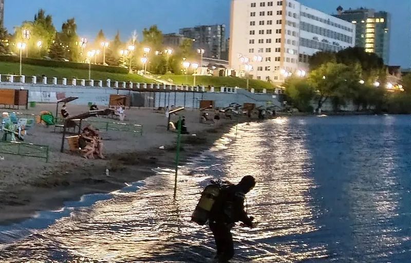 Отдыхавшие на пляже люди наблюдали за поиском погибшего мальчика