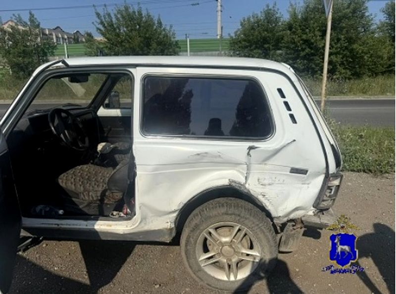 В Сызрани грузовик помял внедорожник и отправил его водителя к врачам