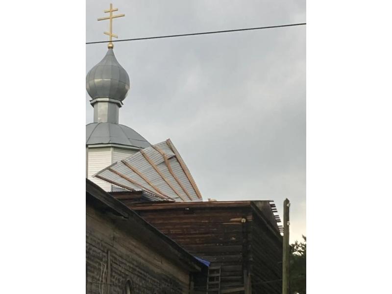 Под Сызранью ураган повалил деревья, сорвал крышу местного храма и зашвырнул профлист на дерево