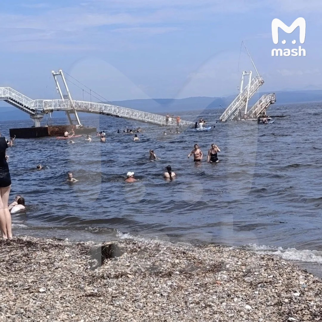 На российском пляже обрушился мост, ранены дети