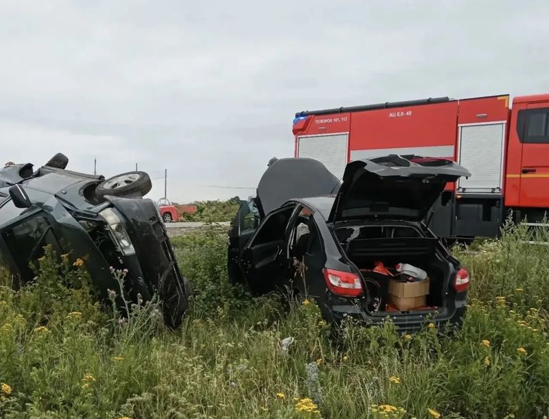 Под Сызранью одна легковушка завалила на бок другую