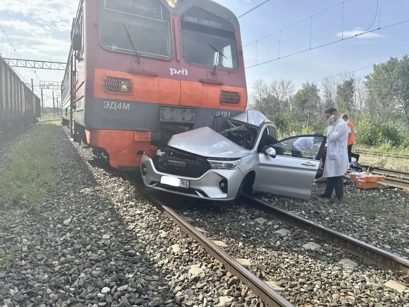 За секунду сызранская электричка оставила от иномарки обломки: у пассажирки не было шансов выжить