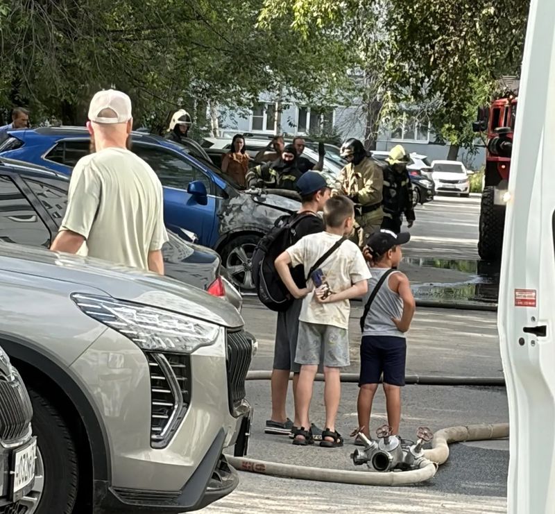 Автомобиль внезапно вспыхнул на парковке у дома в Сызрани