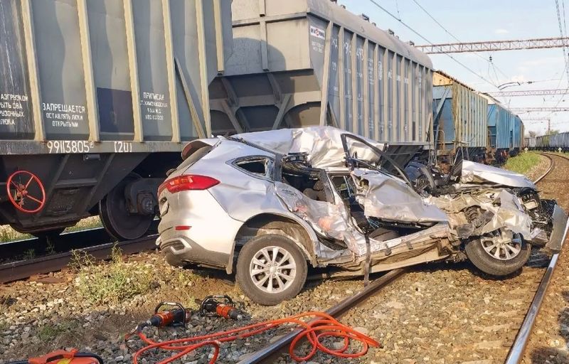 Тело погибшей молодой женщины с трудом извлекли из смятой поездом машины