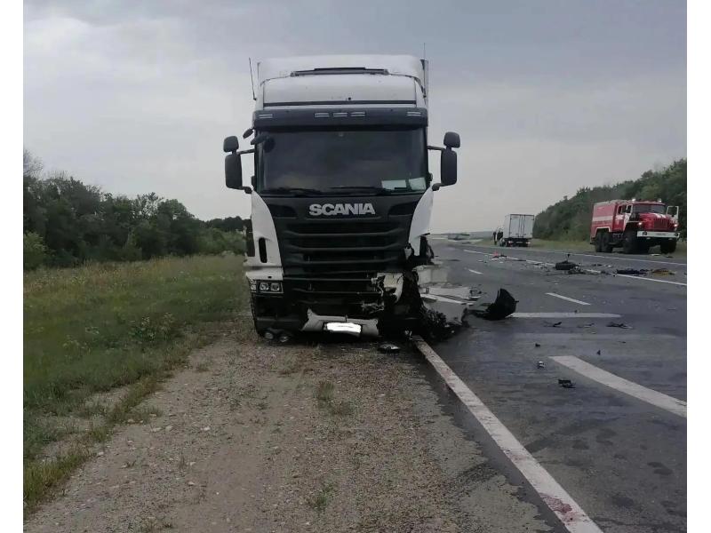 На трассе М‑5 в Сызранском районе Nissan столкнулся с большегрузами