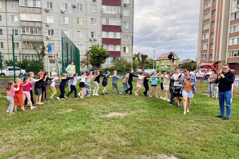 Взрослые не дали детям скучать на каникулах и устроили праздник - просто так, без повода