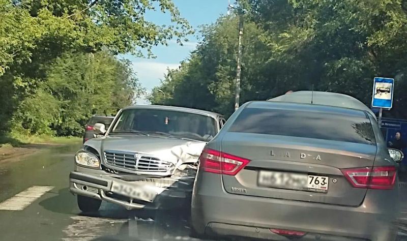 В Сызрани на дороге сошлись Волга и Vesta