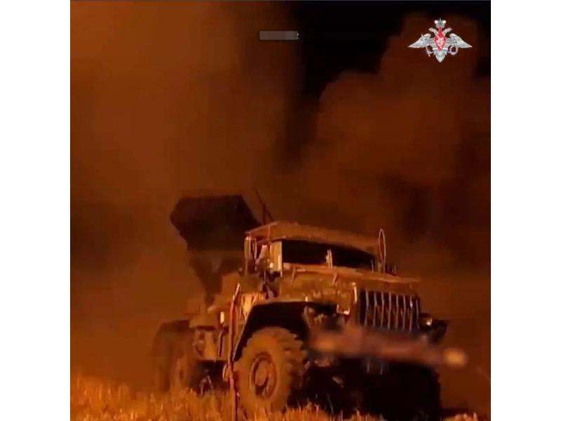 Утром беспилотники врага попытались атаковать предприятия в Поволжье, но им помешал кран