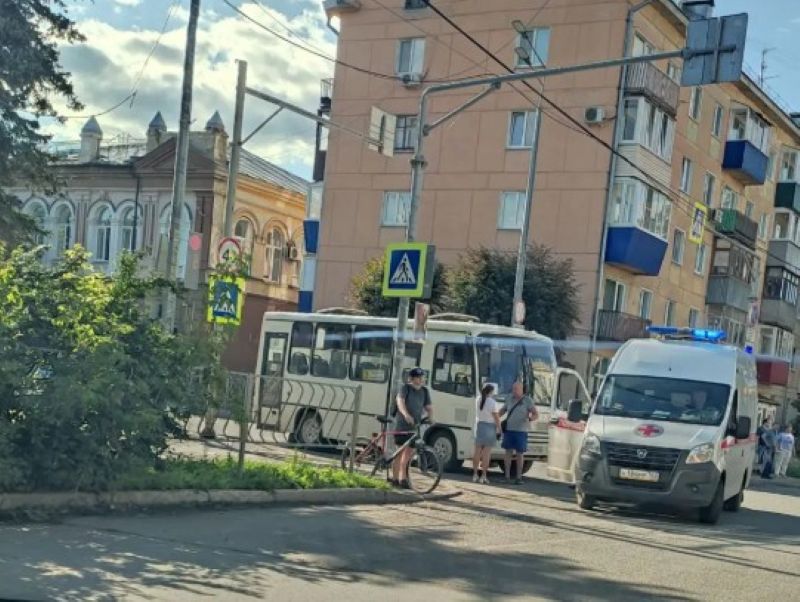 Скорая перегородила полосу: жители Сызрани сообщают о пробке в центре города
