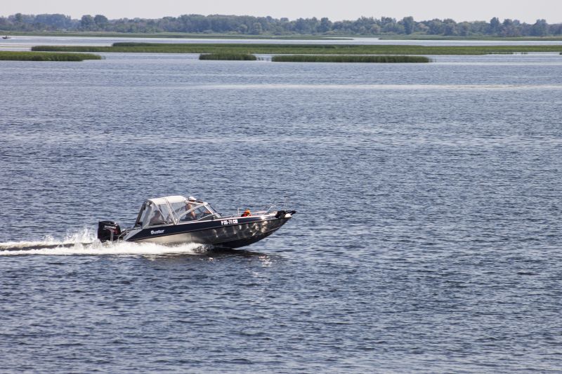 В Сызрани принудительно эвакуировали с воды лодку с детьми
