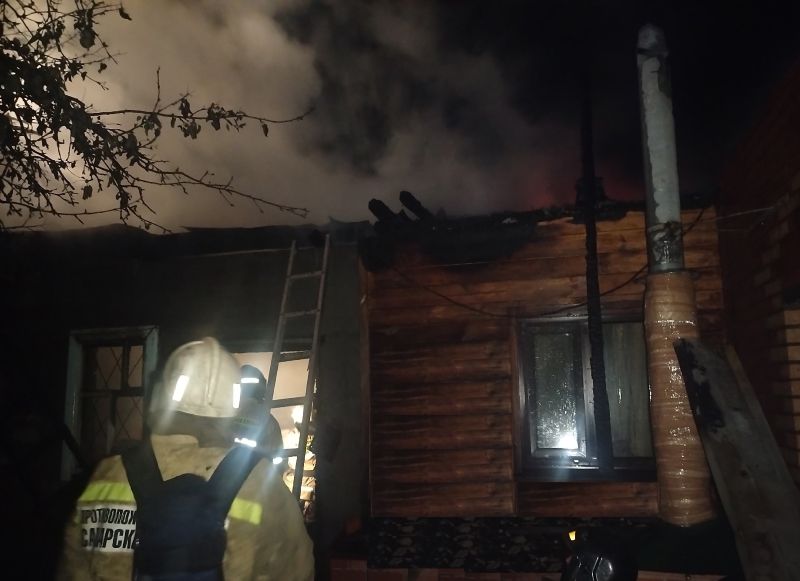 В Октябрьске из горящего дома вынесли пострадавшего