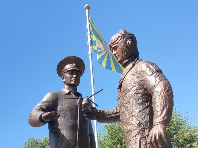 День ВВС: тысячи жителей Сызрани встречают профессиональный праздник - в этом году в новом месте