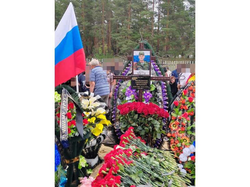 Сотни людей проводили в последний путь уроженца Репьевки и бывшего главу села, погибшего за Донбасс