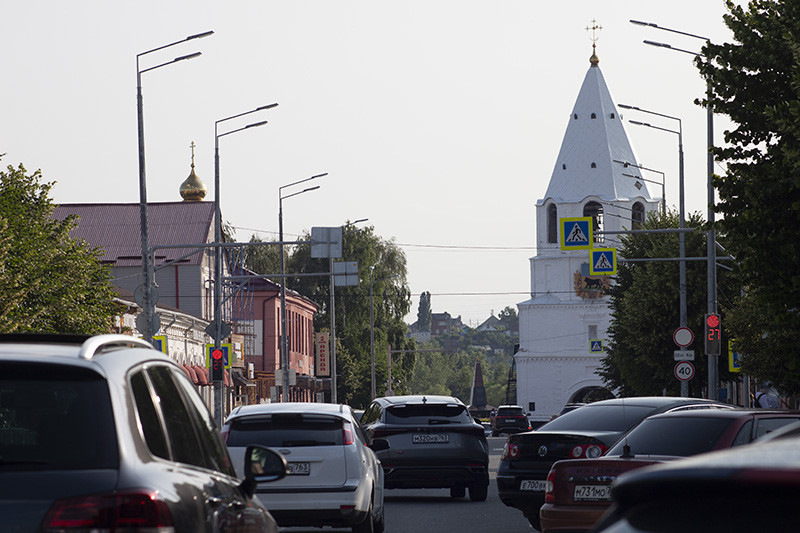 В Сызрани спустя 12 лет вернулись к запрету парковки у Сызранского кремля - самое интересное, что знаки запрета уже висят