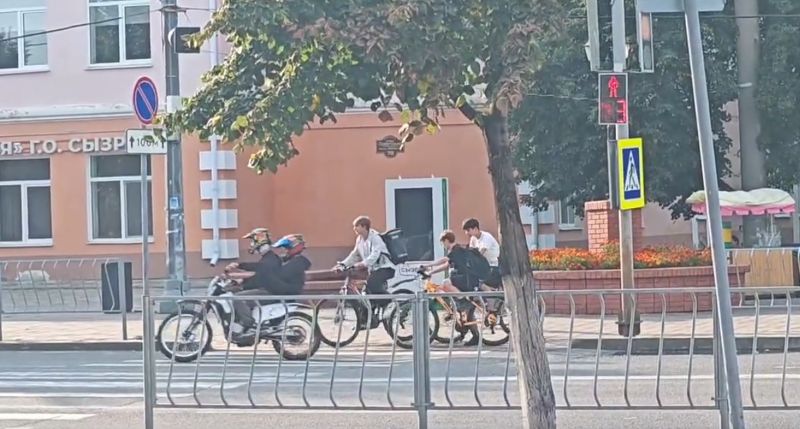 По аллеям и тротуарам: в центре Сызрани беспределит малолетняя банда на питбайках
