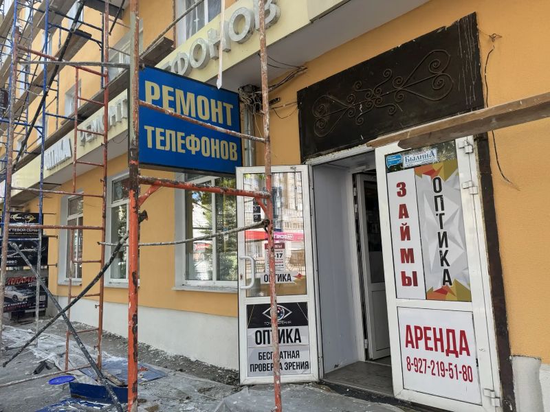 Дом на улице Московской преображается, но вывески по-прежнему портят облик