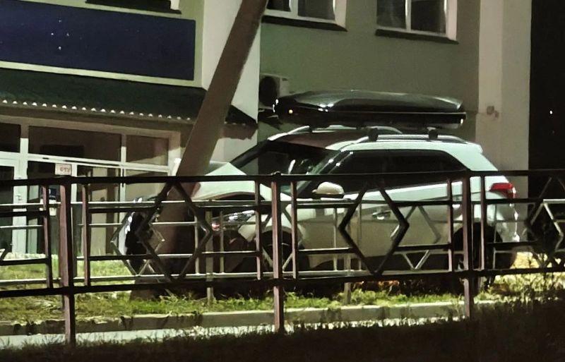 В Сызрани автомобиль Hyundai врезался в световую опору