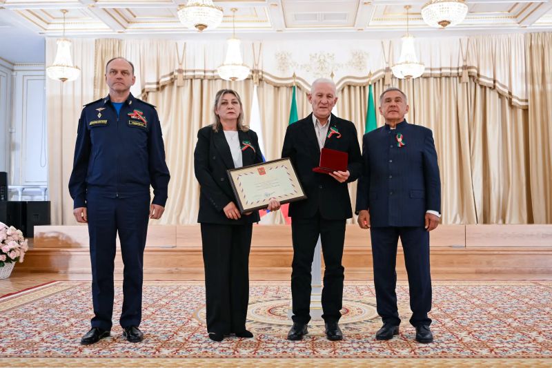 Раис Татарстана Рустам Минниханов вручил Звезду Героя России родителям погибшего при исполнении воинского долга выпускника СВВАУЛ