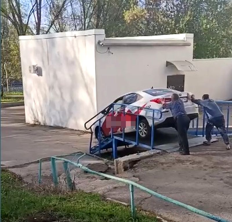 В Самарской области чудо-таксист попытался проехать по лестнице и застрял