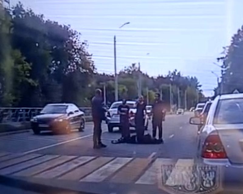 «Там всегда все носятся»: жители Сызрани сообщают о сбитом на дороге человеке