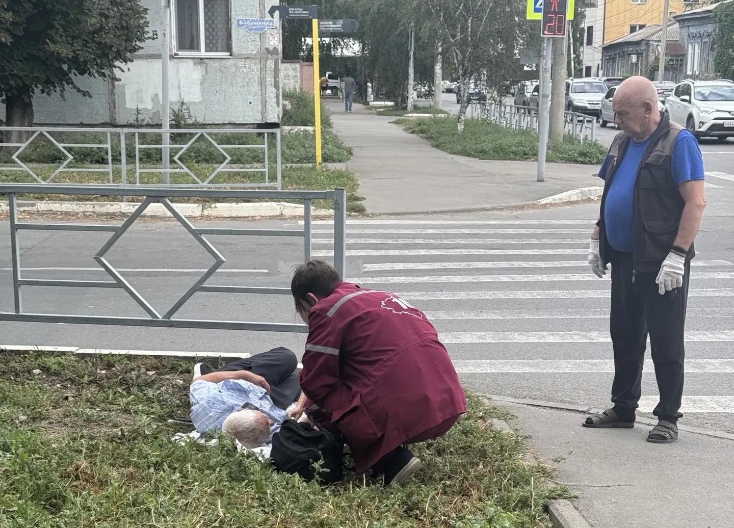 ЧП в центре Сызрани: горожане и медики оказывали помощь упавшему на тротуаре мужчине