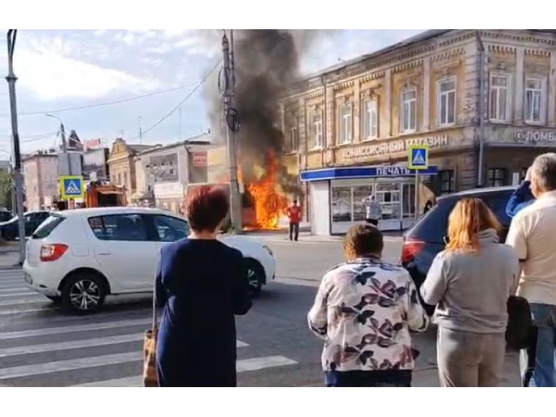 В центре Сызрани чуть не взлетел на воздух горящий автомобиль