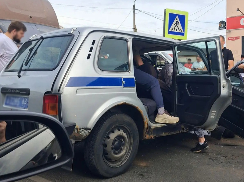 Человека зажало в машине: в Сызрани произошло ДТП с участием машины полиции