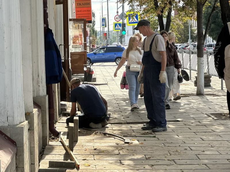 В центре Сызрани идет ремонт просевшей плитки