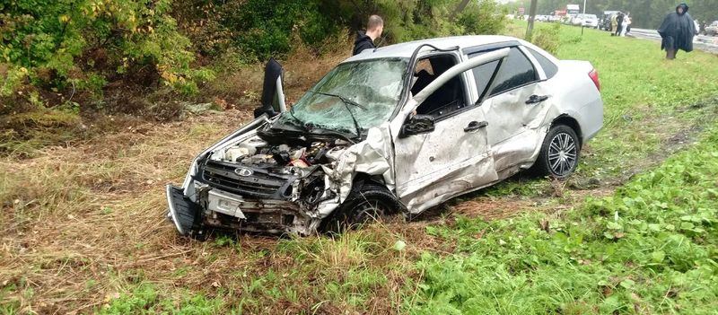 Четыре человека получили травмы в лобовом столкновении легковых авто
