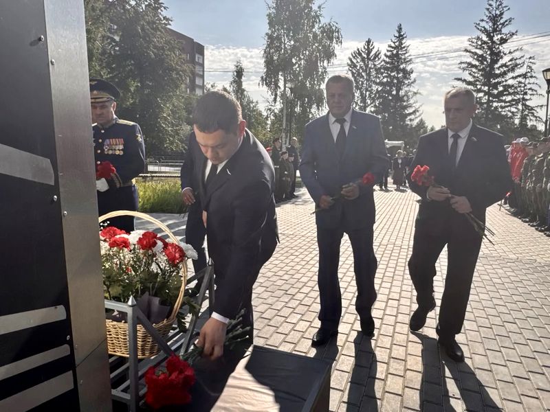 Состоялась церемония возложения цветов к стеле «Сызрань - город трудовой доблести»