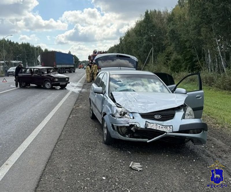 Женщину экстренно доставили в больницу после столкновения авто на трассе