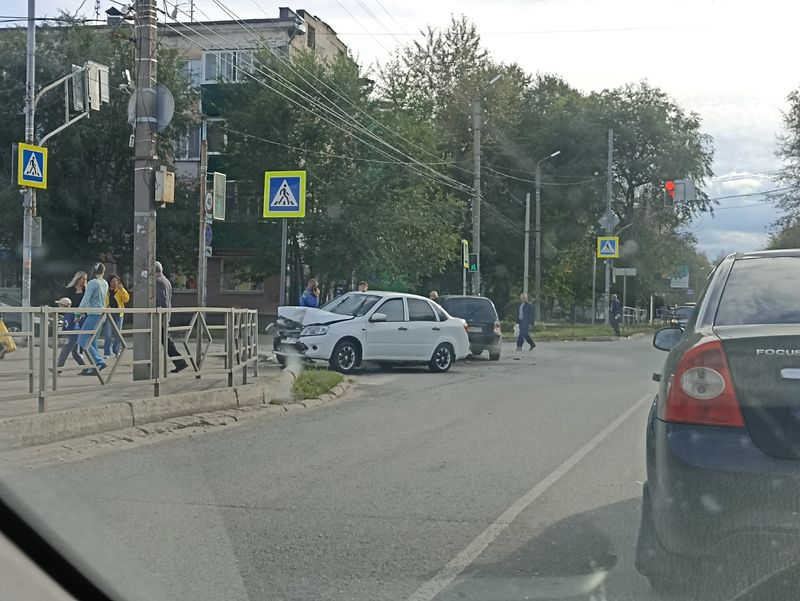 Поврежденные автомобили застыли у светофора на оживленной дороге в Сызрани