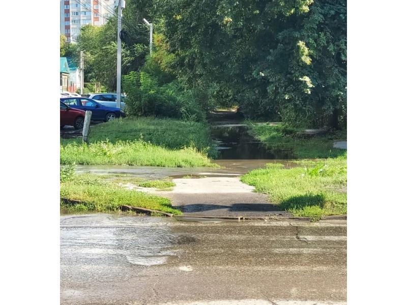 «Бригада перекрывает задвижку»: что происходит на месте аварии водовода в центре Сызрани