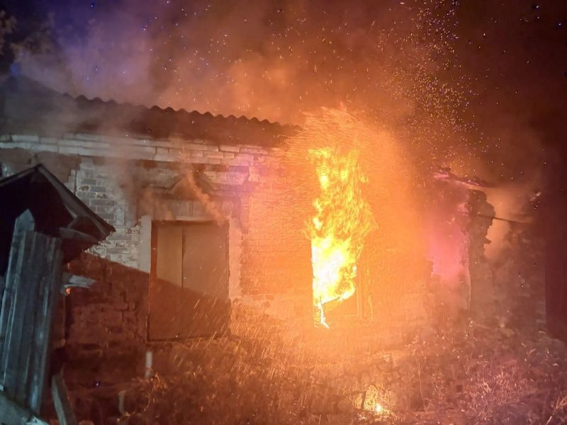 На ликвидацию ночного пожара в Октябрьске ушло больше часа