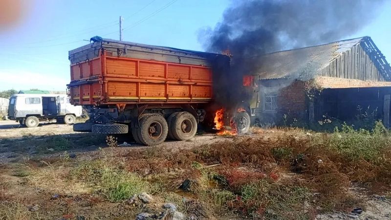 КАМАЗ в считанные минуты превратился в пылающий костер