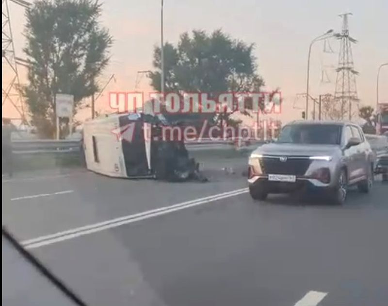 «Много пострадавших»: очевидцы сообщают о попавшей в ДТП маршрутке с людьми