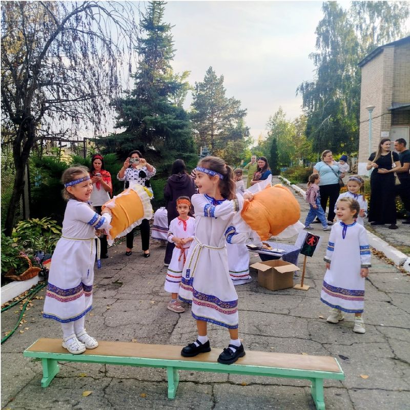 В Сызрани дети учились торговать и покупать по-русски, с размахом - конкурентов били подушками