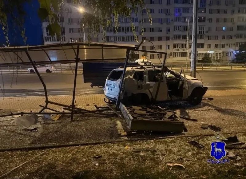 В Самарской области автомобиль врезался в автобусную остановку