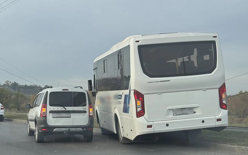 Утром на дороге в Сызрани столкнулись белый «Ларгус» и автобус