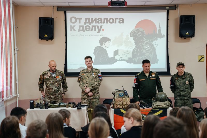«Почему Вы решили пойти на СВО? Вот так, сами?» В Сызрани стартовал патриотический проект встреч подростков с героями СВО