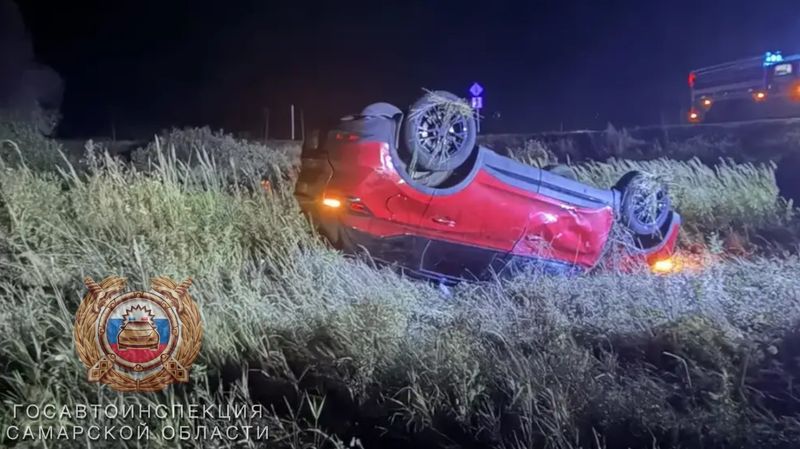 В опрокинувшемся ночью «китайце» ехала компания молодых людей