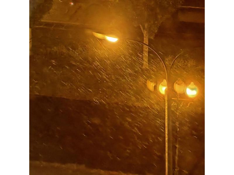 Зима пошла в наступление на Поволжье и засыпала снегом улицы