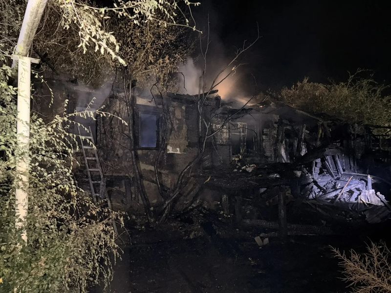 Сегодня вечером дом в Октябрьске был уничтожен огнем